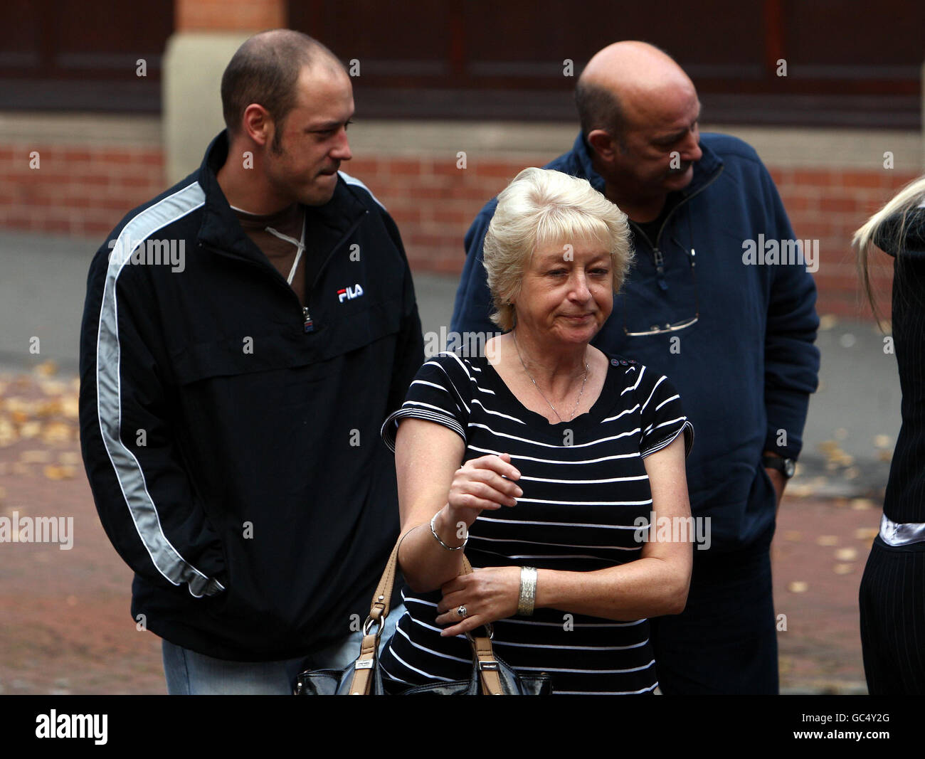 Judy Hodson-Walker avec son mari Ken (à droite) et son fils James arrivent ce matin à la cour de la Couronne de Birmingham. Banque D'Images