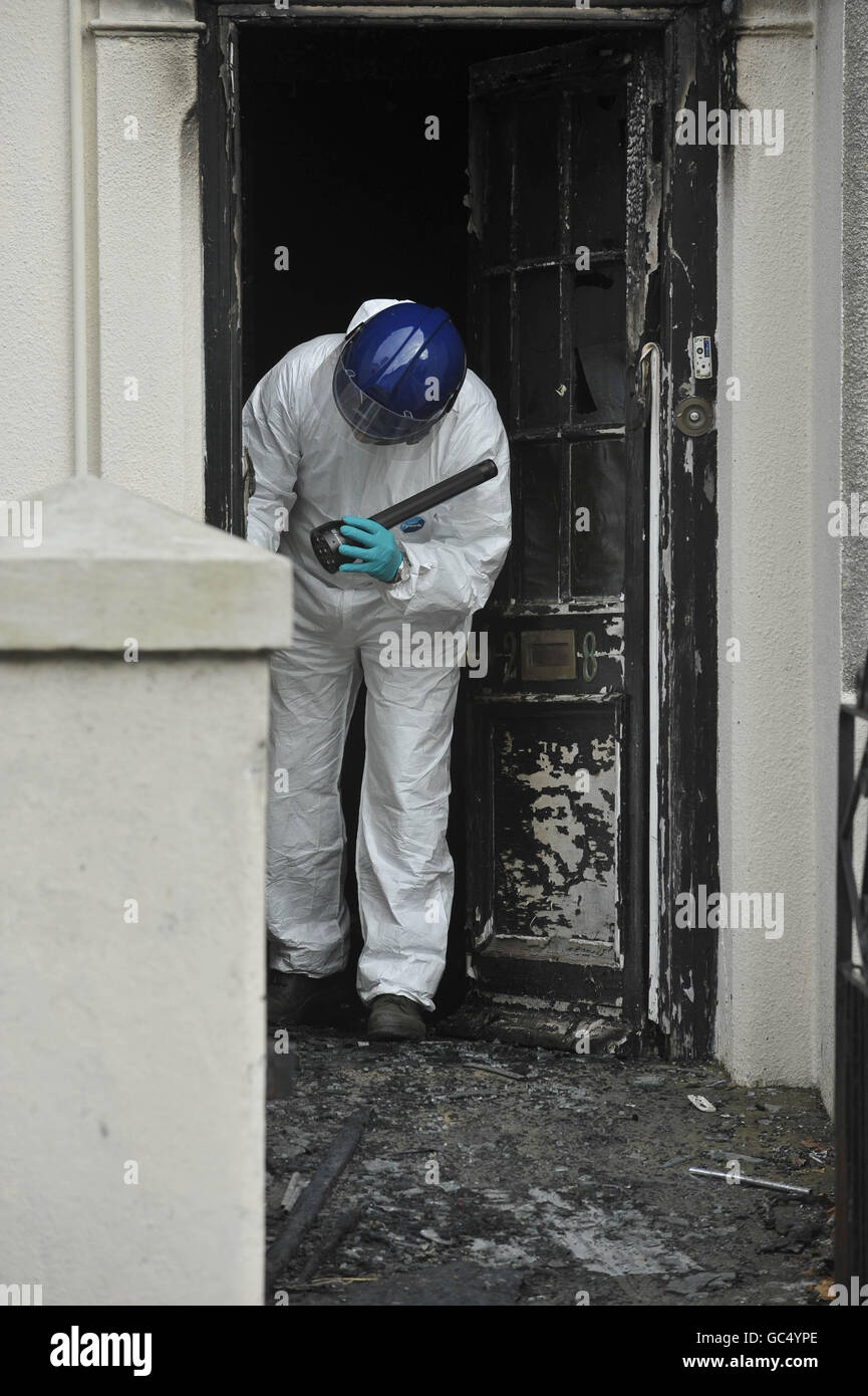 Un officier de police inspecte une maison sur le chemin de l'église d'Ellacombe à Torquay, Devon, où un incendie de maison a tué un garçon de huit ans et une fille de 15 ans. Banque D'Images