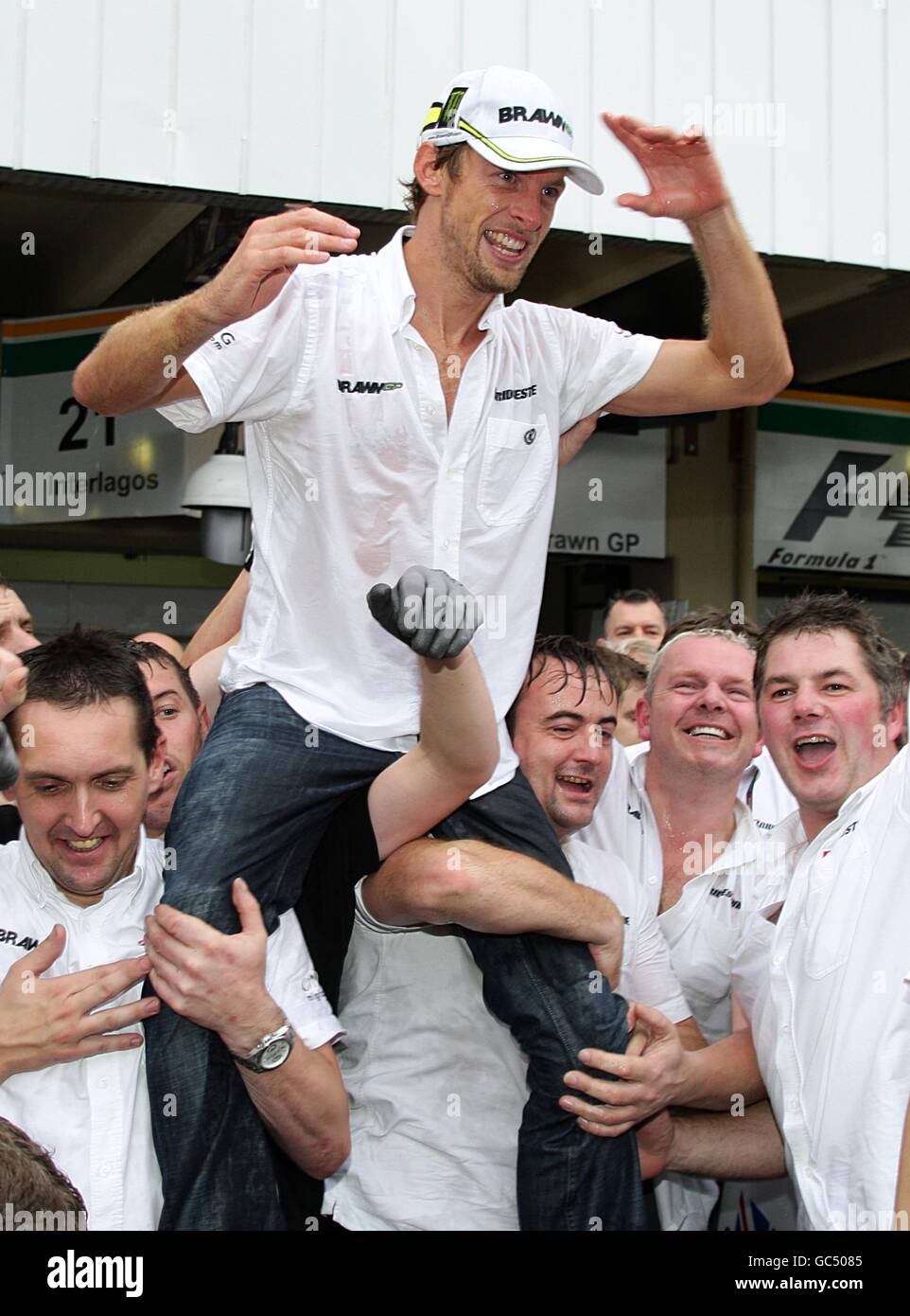 Jenson Button est levé par l'équipage du Brawn GP alors qu'ils célèbrent la  victoire des constructeurs et des pilotes au Grand Prix brésilien à  Interlagos, Sao Paulo Photo Stock - Alamy