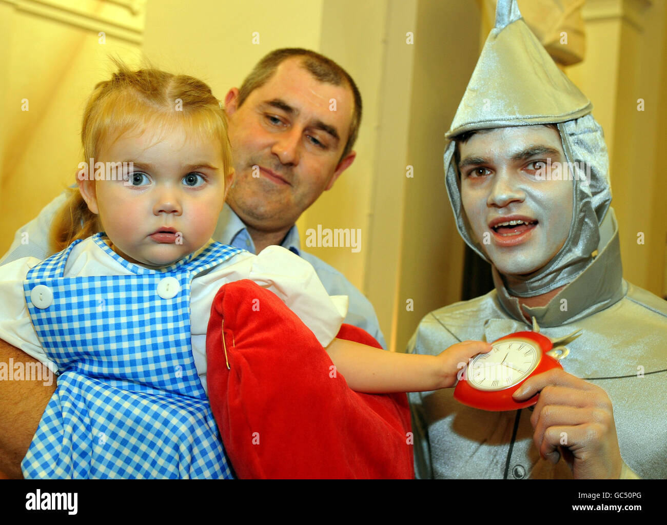 Louisa McGregor-Smith, récipiendaire d'une greffe cardiaque de 2 ans, est détenue par son père Kerry alors qu'elle rencontre 33 « hommes d'étain » du film Wizard of Oz, pour souligner qu'au moins 33 personnes qui ont besoin d'une greffe mourront entre le 21 octobre et le 2 novembre,Ce matin, à l'hôpital St Thomas, dans le centre de Londres. Banque D'Images