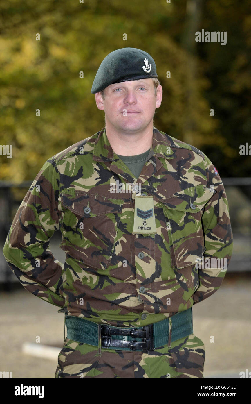 Le Caporal Mark Powis MC, qui a gagné la Croix militaire, de 1 carabines attendent devant la cathédrale de Bristol pour un service commémoratif en l'honneur de leurs huit troupes tombées, dont le fusil Stuart Nash, le Caporal Richard Robinson, le Caporal Daniel Nield, le Caporal lance Stephen Kingscott, le Serjeant Chris Reed, le fusil Jamie Gunn,Le caporal Paul Upton et le caporal Tom Gaden. Banque D'Images