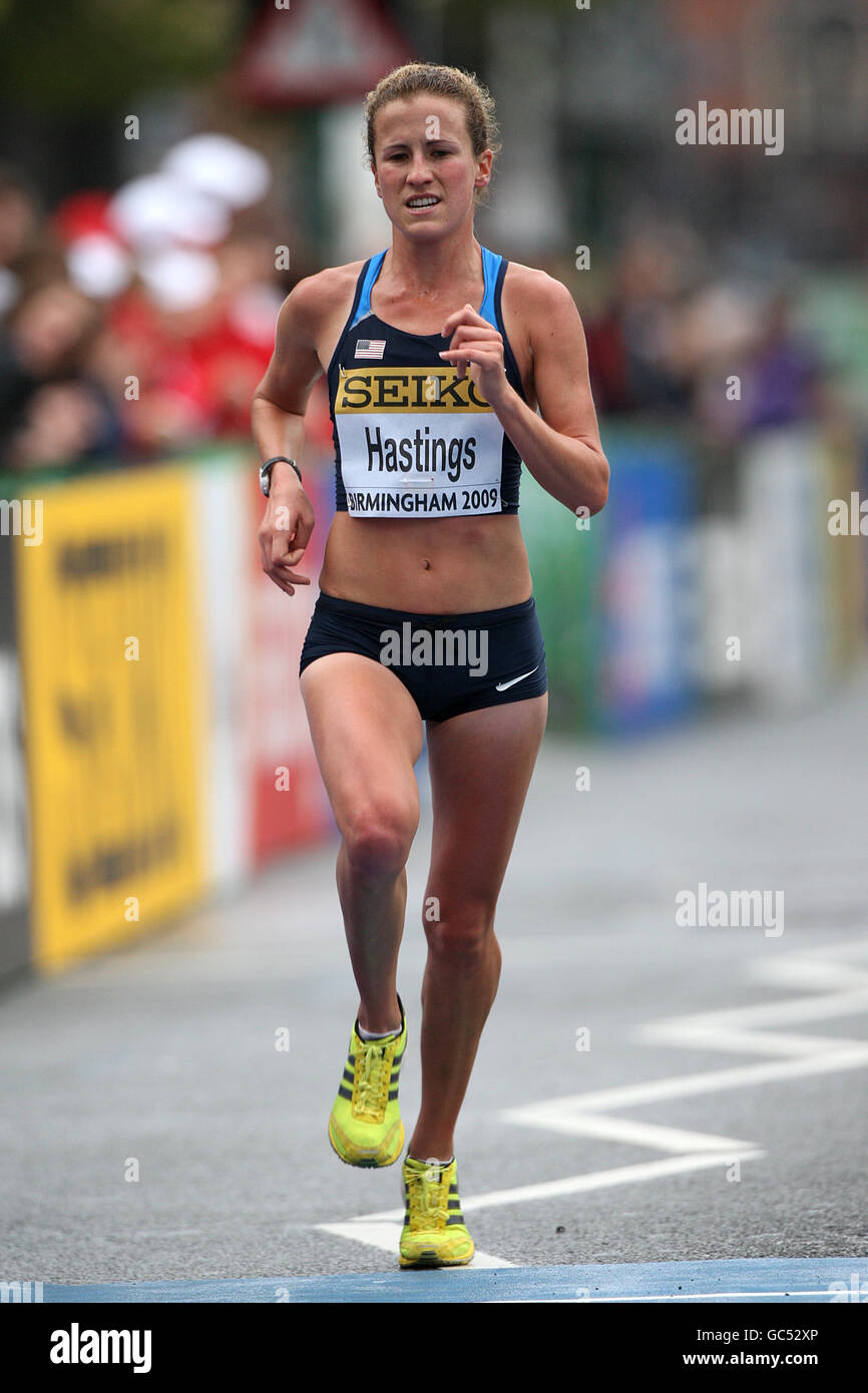 Amy Hastings des États-Unis finissant le semi-marathon féminin EDF Energy Birmingham à Birmingham. Banque D'Images