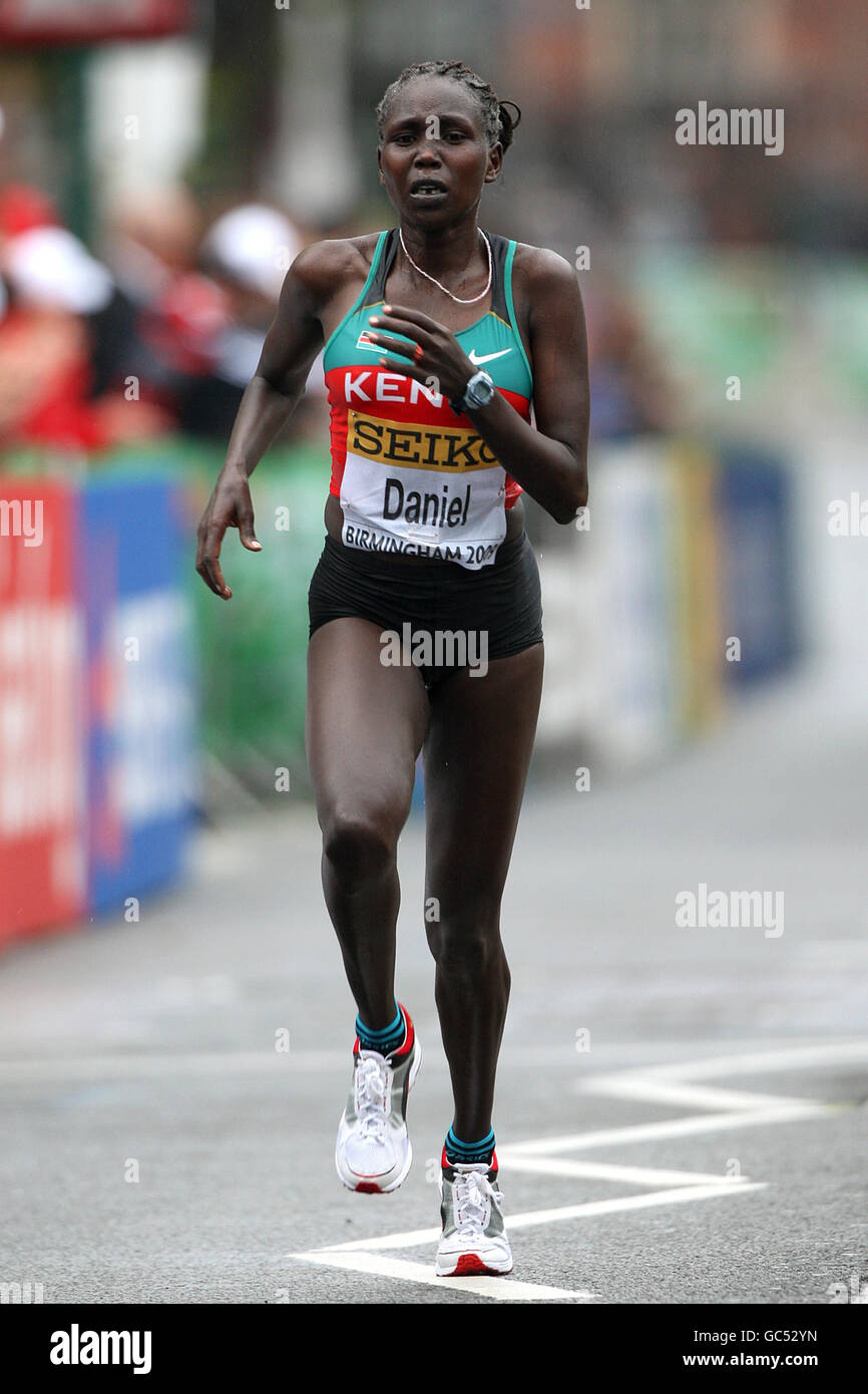 Flomena Cheyech Daniel du Kenya finissant le semi-marathon féminin EDF Energy Birmingham à Birmingham. Banque D'Images
