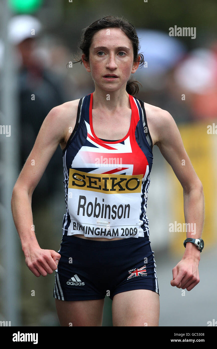 Rebecca Robinson, de Grande-Bretagne, finissant le semi-marathon féminin EDF Energy Birmingham à Birmingham. Banque D'Images