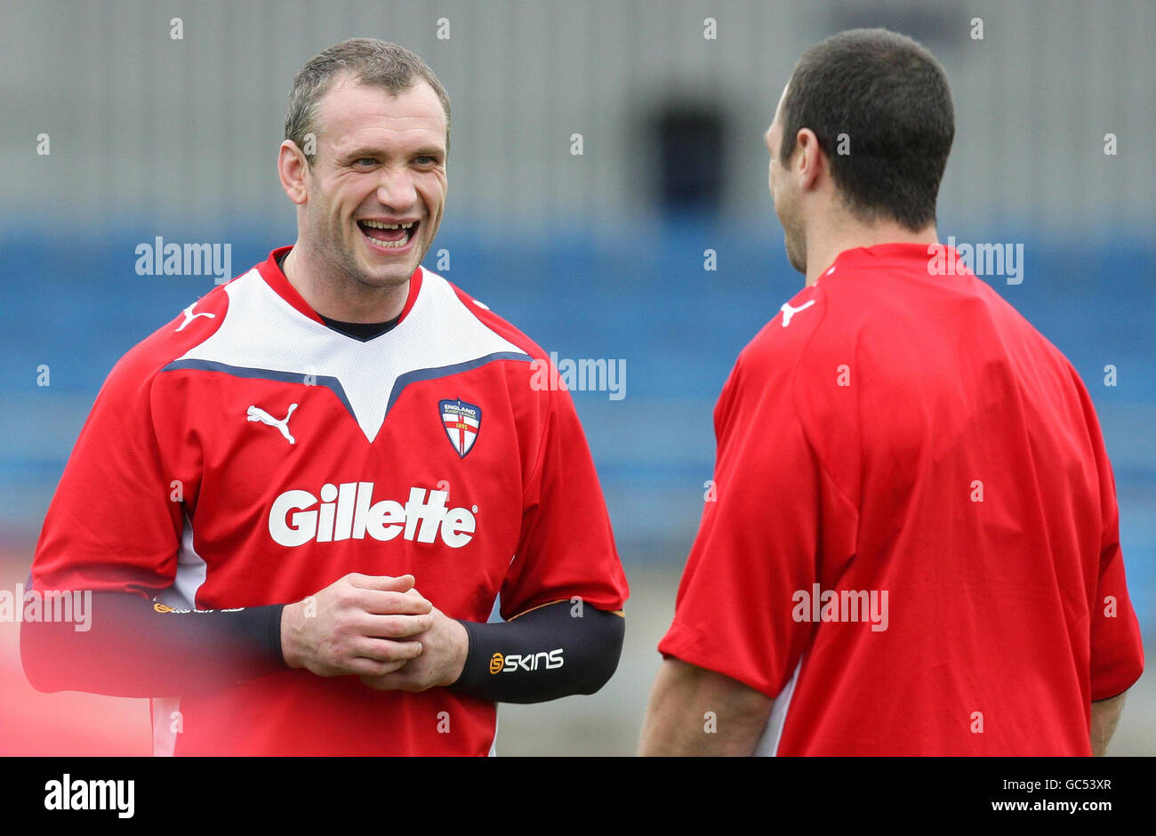 Rugby League - Gillette four Nations - session d'entraînement en Angleterre - Manchester Regional Arena.Jamie Peacock (à gauche) et Adrian Morley, de l'Angleterre, partagent une blague lors de la séance d'entraînement à l'arène régionale de Manchester, à Manchester. Banque D'Images