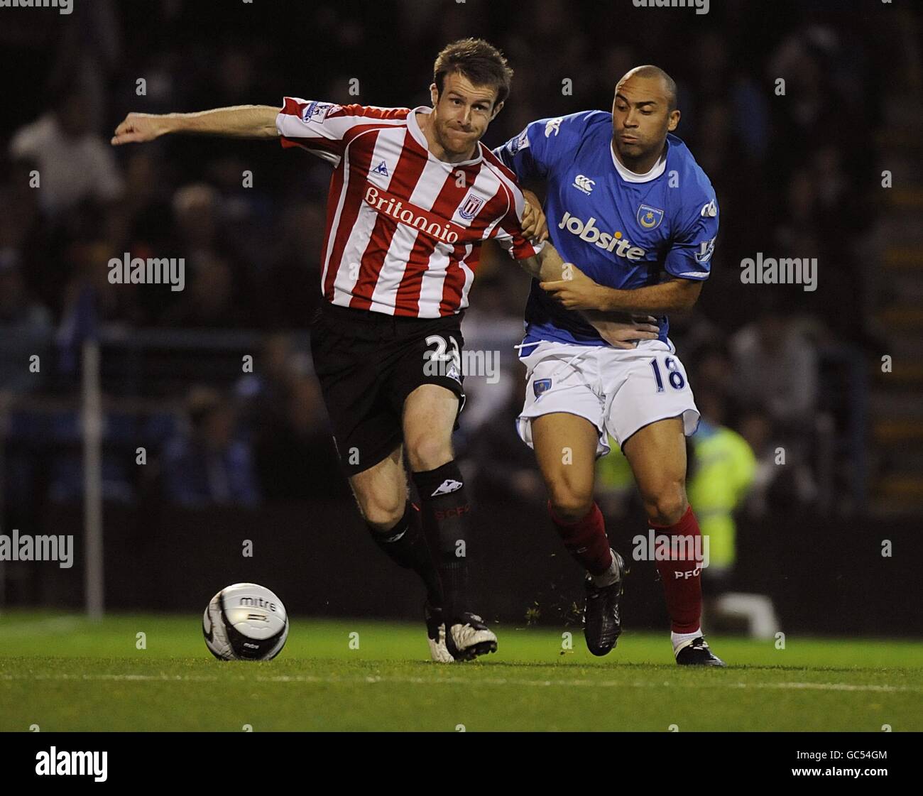 Football - Carling Cup - quatrième tour - Portsmouth / Stoke City - Fratton Park.Anthony Vanden Borre de Portsmouth (à droite) et Michael Tonge de Stoke City (à gauche) se battent pour le ballon. Banque D'Images