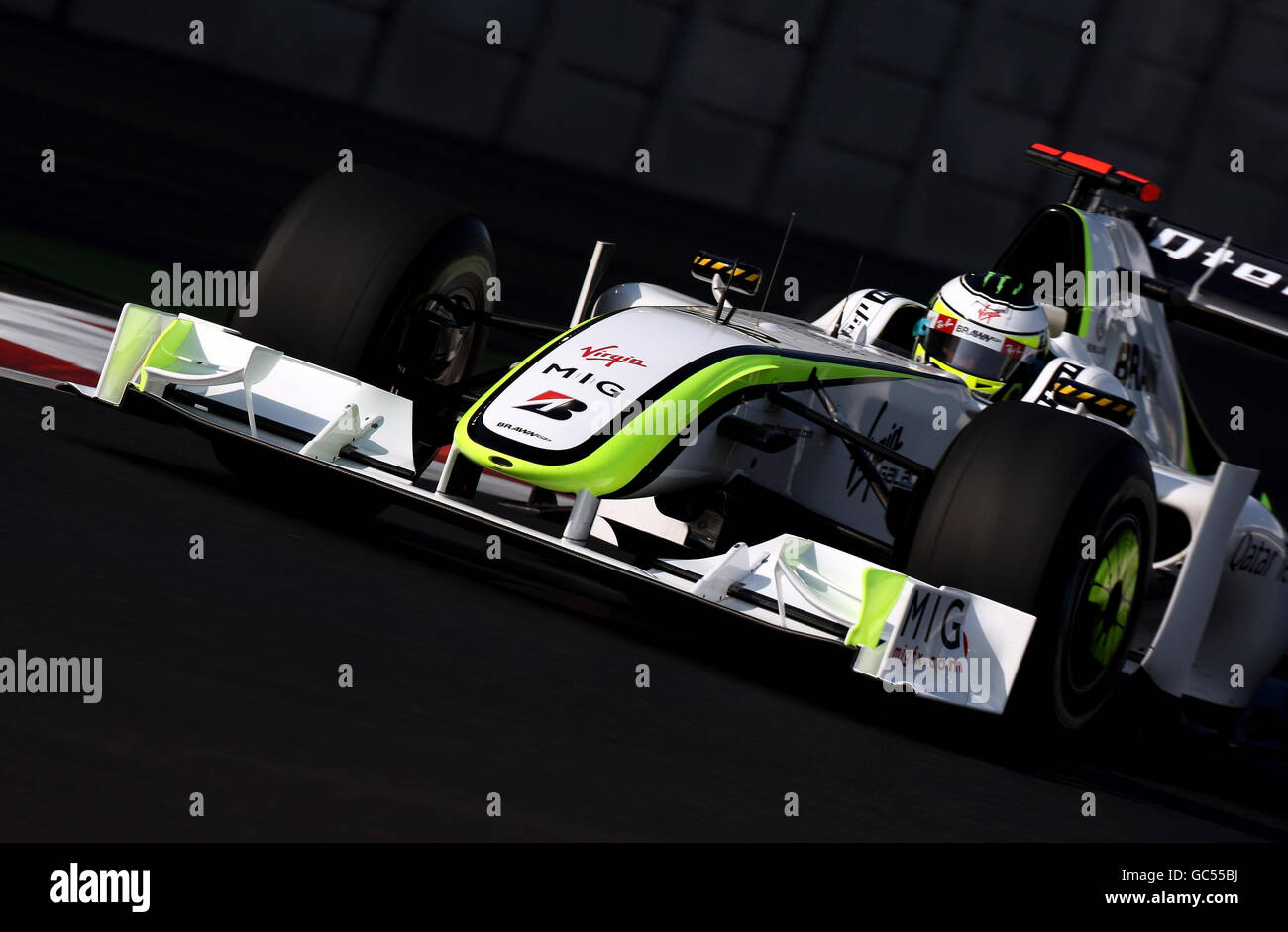 Jenson Button, pilote du groupe Brawn GP, lors de la troisième séance d'entraînement du Grand Prix d'Abu Dhabi au circuit Yas Marina, Émirats arabes Unis. Banque D'Images