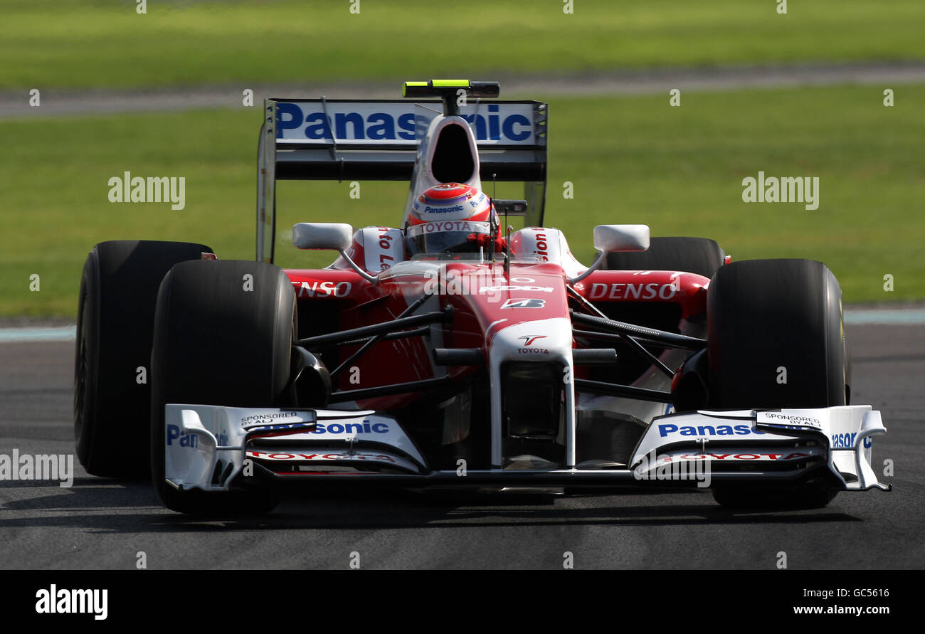 Kamui Kobayashi de Toyota lors de la troisième séance d'entraînement pour le Grand Prix d'Abu Dhabi au circuit Yas Marina, Émirats arabes Unis. Banque D'Images
