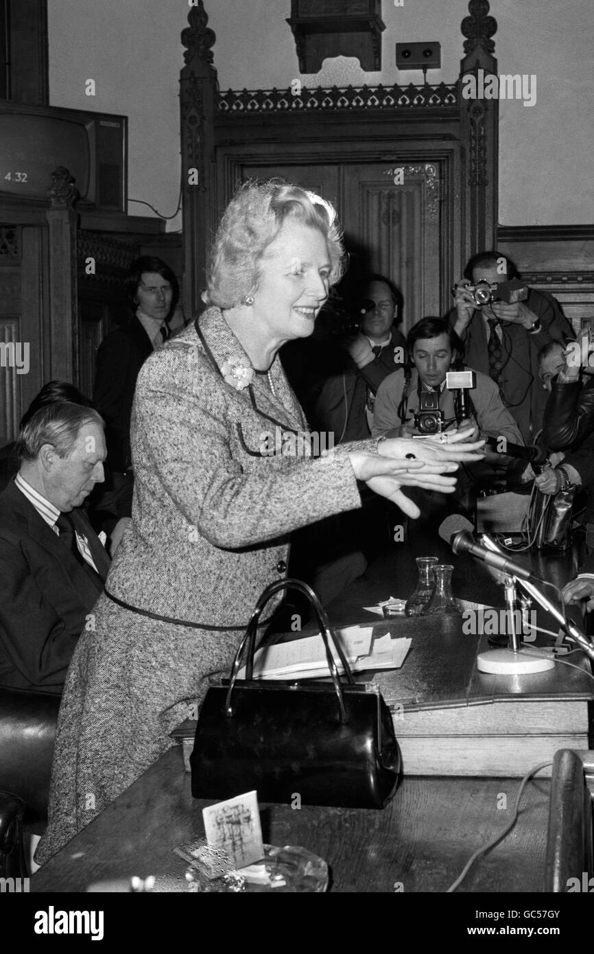 Margaret Thatcher lors d'une conférence de presse à la Chambre des communes après avoir été en tête avec 130 voix au premier tour des élections à la direction conservatrice.Elle avait 11 ans en avance sur Edward Heath, qui a plus tard annoncé qu'il se retrouvait au deuxième tour de scrutin. Banque D'Images