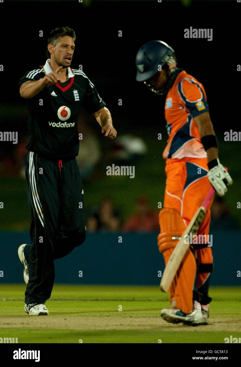 Sajid Mahmood (à gauche), en Angleterre, célèbre après avoir piégé Diamond Eagles Reeza Hendricks LBW lors du match de tournée à l'Université d'État libre de Bloemfontein, en Afrique du Sud. Banque D'Images