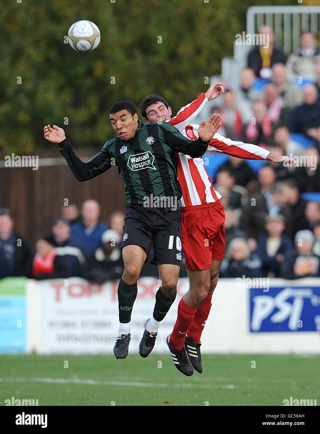 Sam Smith de Stourbridge (à droite) et Troy Deeney de Walsall la balle Banque D'Images