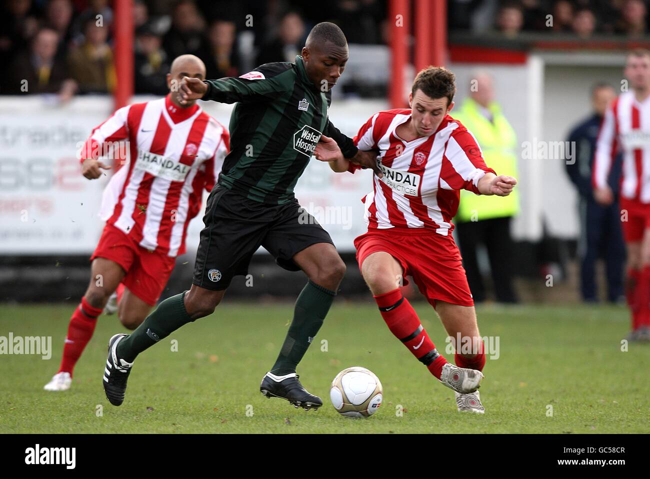 Drew Canavan de Stourbridge (à droite) et Emmanuele Smith de Walsall (à gauche) pour le ballon Banque D'Images