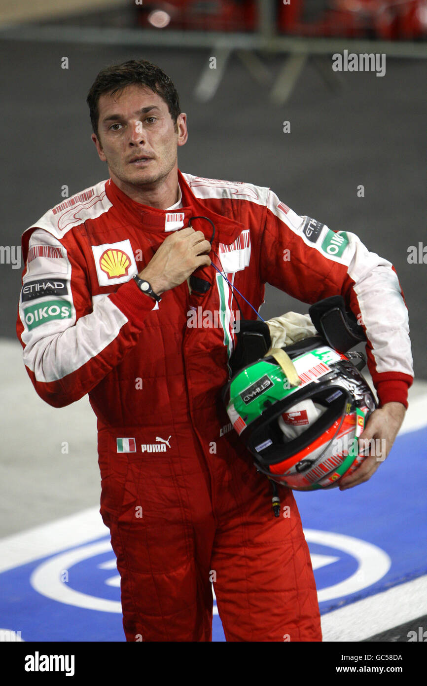 Giancarlo Fisichella de Ferrari revient sur la piste de la fosse pendant le Grand Prix d'Abu Dhabi. Banque D'Images