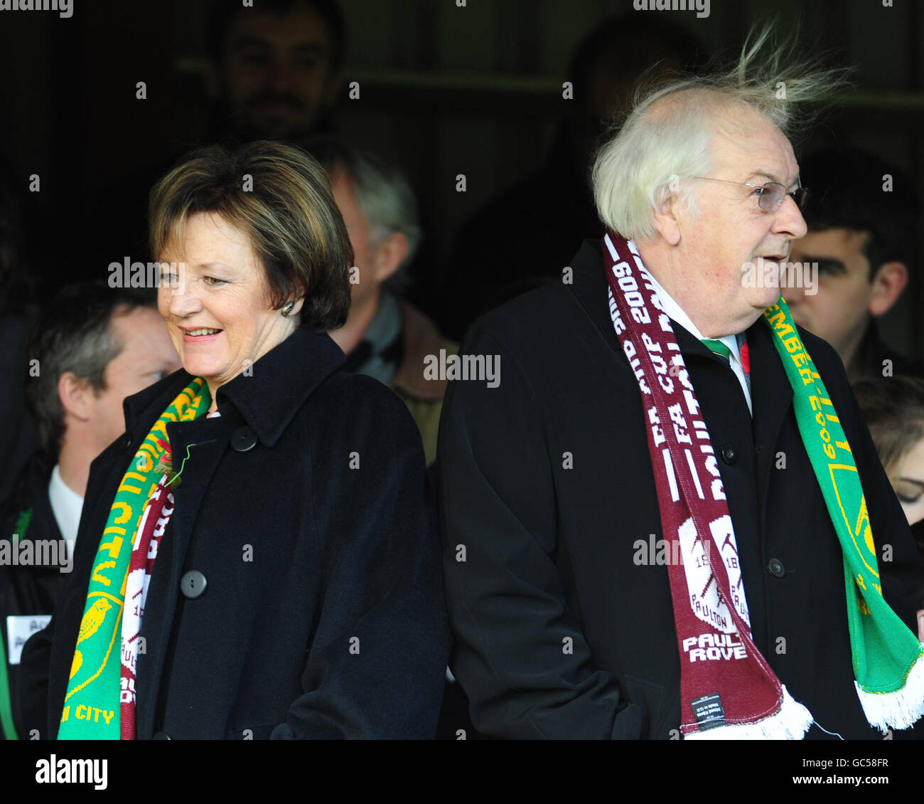L'actionnaire majoritaire de Norwich City, Delia Smith, avec son mari Michael Wynn Jones, lors du match du premier tour de la coupe FA à Winterfield Road, Paulton. Banque D'Images