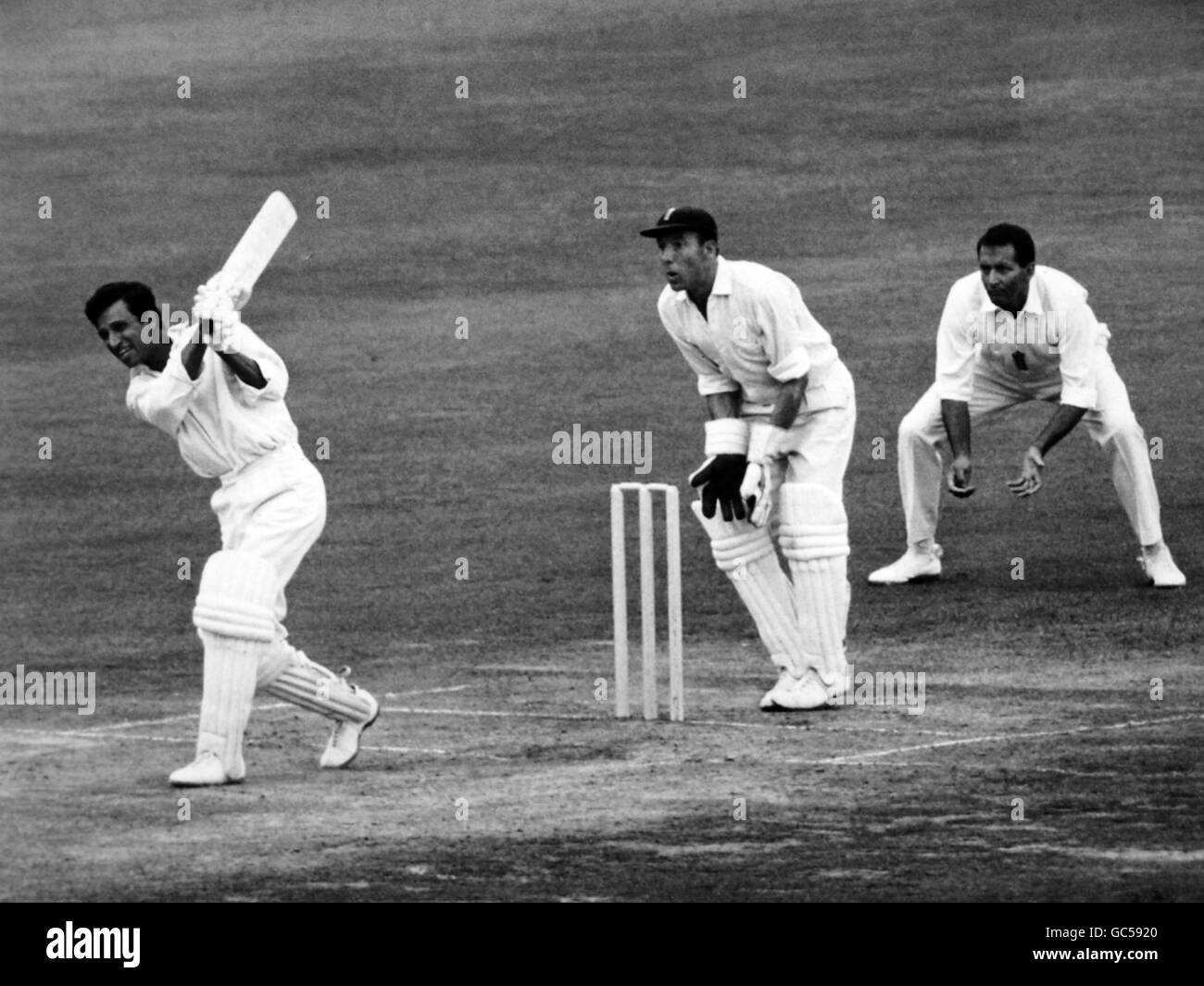 Cricket - Premier test quatrième jour - Angleterre contre Pakistan -.Asif Iqbal entraîne une balle de Ray Illingworth Banque D'Images