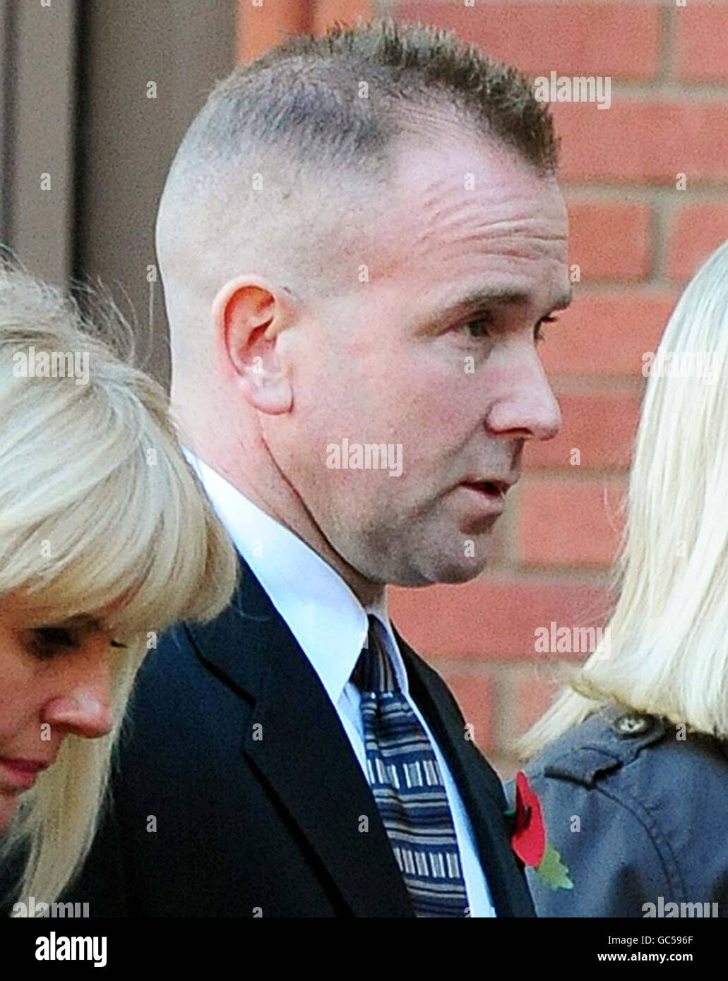 Le maître de chien de police PC Mark Johnson âgé de 39 ans quitte le tribunal de la magistrature de Nottingham. Le PC Mark Johnson a plaidé non coupable aujourd'hui à l'assassinat de deux de ses chiens de berger allemands en les laissant cuire à mort dans sa voiture. Banque D'Images