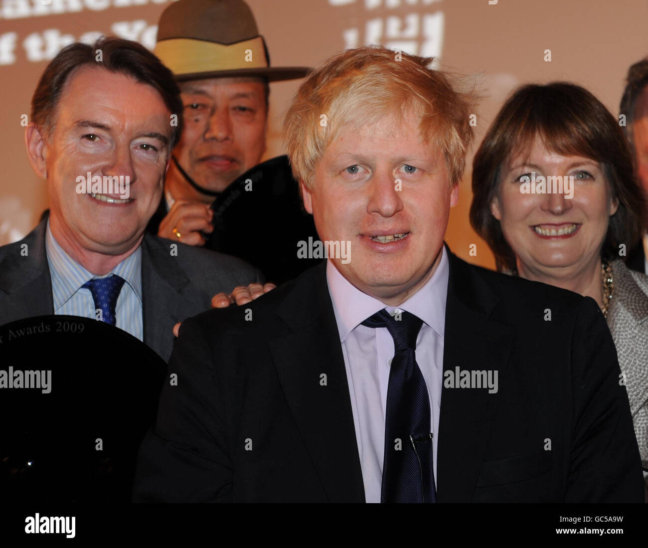 Le maire de Londres, Boris Johnson, au Spectator Parliamentarian of the Year Awards avec le politicien de l'année Peter Mandelson (à gauche) et le parlementaire de l'année Harriet Harman à l'hôtel Claridges à Londres. Banque D'Images