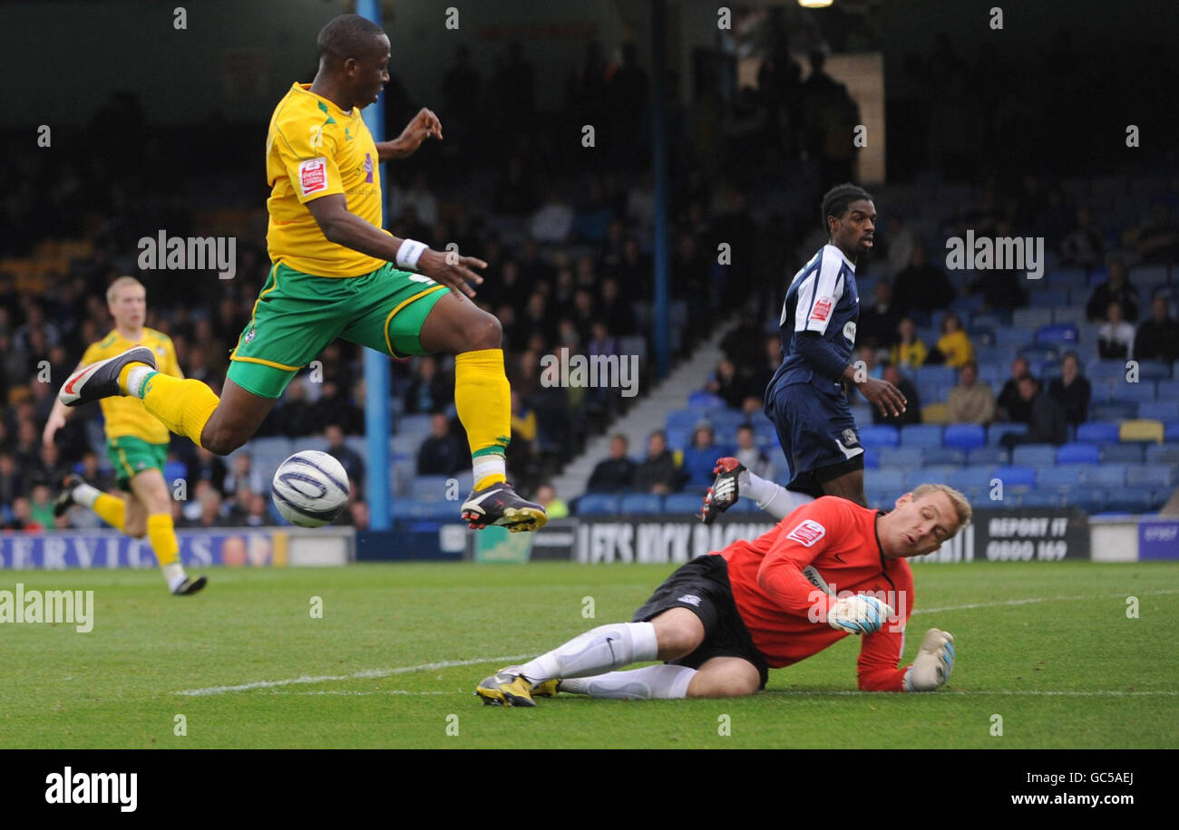 Football - Coca-Cola football League One - Southend United / Bristol Rovers - Roots Hall.Bristol Rovers Chris Dickson a un coup sauvé par Mikkel Anderson de Southend pendant le match de la Coca-Cola League One à Roots Hall, Southend. Banque D'Images