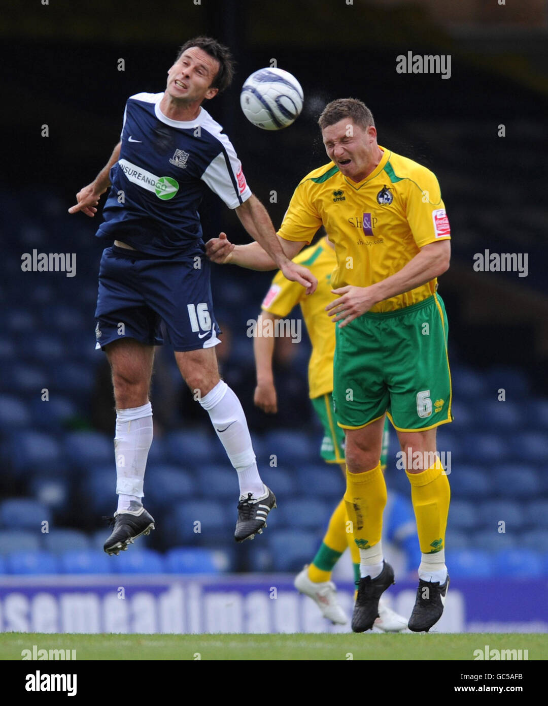 Football - Coca-Cola football League One - Southend United / Bristol Rovers - Roots Hall.Bristol Rovers Steve Elliott et Dougie Freedman de Southend (à droite) pendant le match de la Coca-Cola League One au Roots Hall, Southend. Banque D'Images