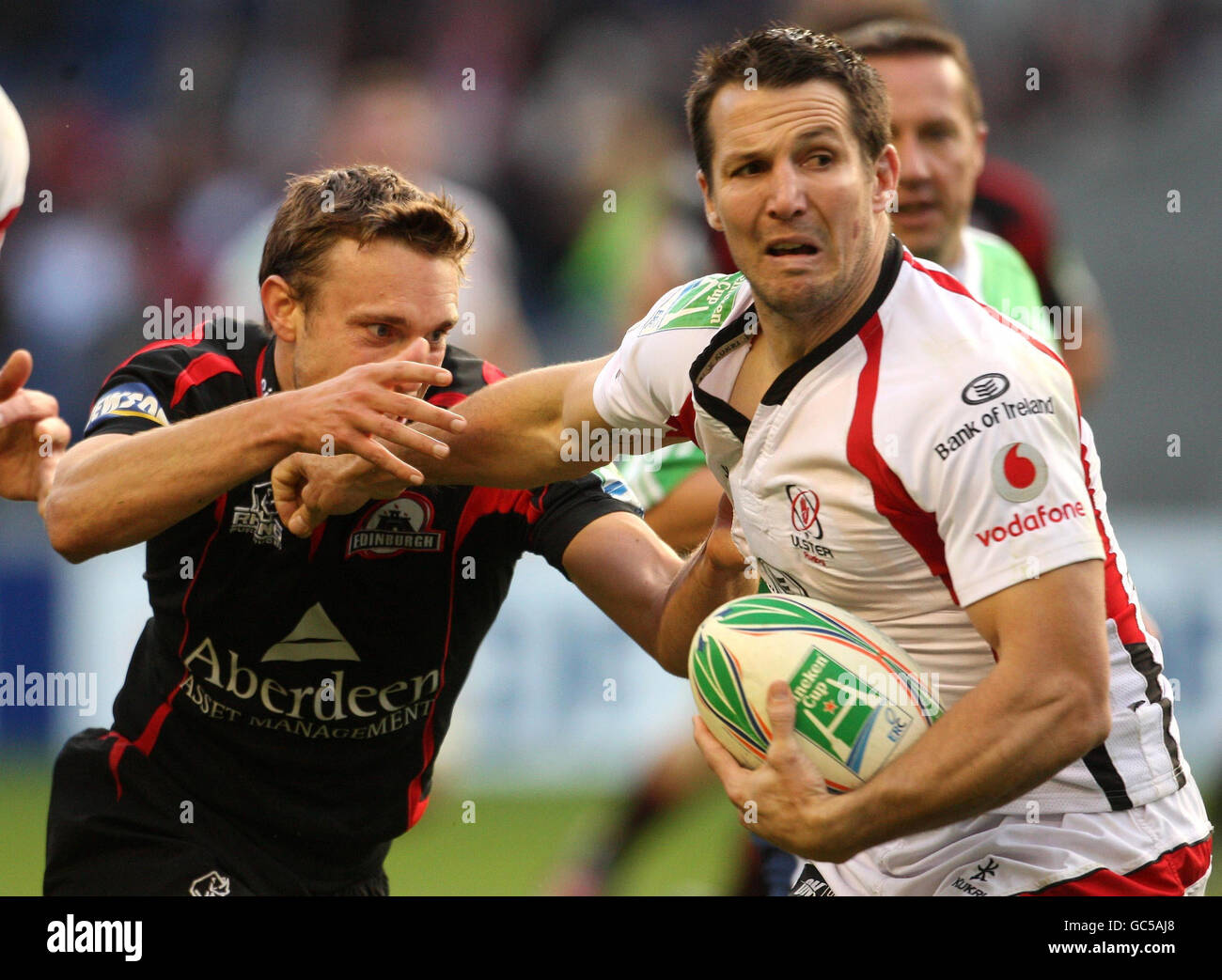 Mike Blair d'Édimbourg et Brendon Botha d'Ulster lors du match de la coupe Heineken au stade Murrayfield, à Édimbourg. Banque D'Images