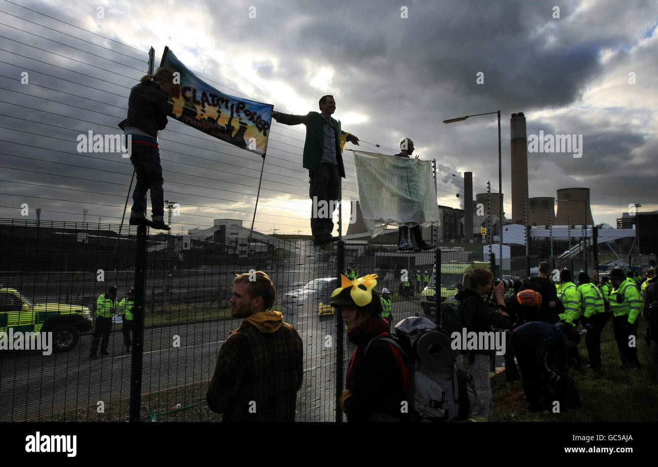 Manifestations contre le climat.Les manifestants pour le changement climatique sont confrontés à la police près de la centrale électrique de Ratcliffe-on-Soar, dirigée par l'est. Banque D'Images