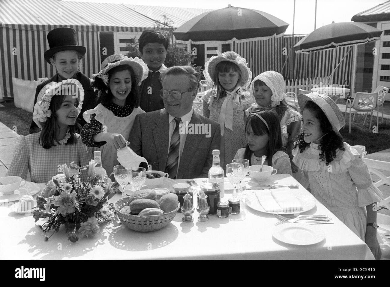 John MacGregor, ministre de l'Agriculture, avec des enfants au Great British Breakfast, qui a été offert au Asda Festival of British Food and Farming à Hyde Park, Londres. Banque D'Images