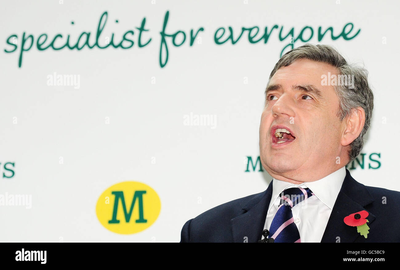 Le Premier ministre Gordon Brown s'adresse aux employés lors d'une visite au quartier général de Morrisons à Bradford. Banque D'Images