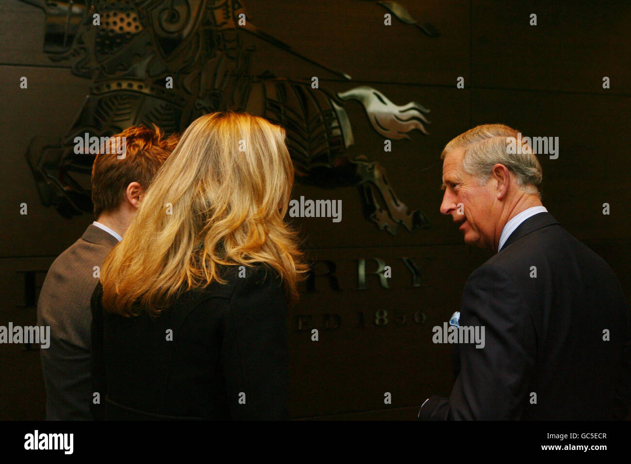 Le Prince de Galles est accueilli par le directeur général de Burberry, Angela Ahrendts, et le directeur de la création, Christopher Bailey, alors qu'il ouvre officiellement le nouveau siège mondial de Burberry à la Horseferry House à Westminster, dans le centre de Londres. Banque D'Images