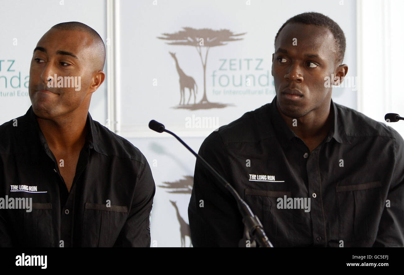 Le sprinter jamaïcain Ubain Bolt (à droite) et l'ancien hurdler de Grande-Bretagne Colin Jackson lors de la séance photo pour promouvoir le lancement de la Fondation Zeitz de 'The long Run', une approche pratique d'un mode de vie, au Design Museum, Londres. Banque D'Images