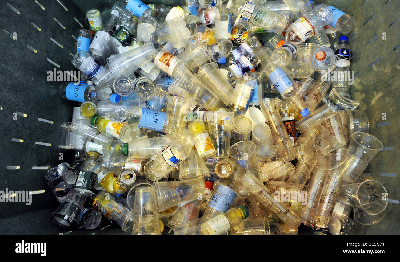 Plastiques dans un bac prêt pour le recyclage à Earl's court, Londres. Banque D'Images