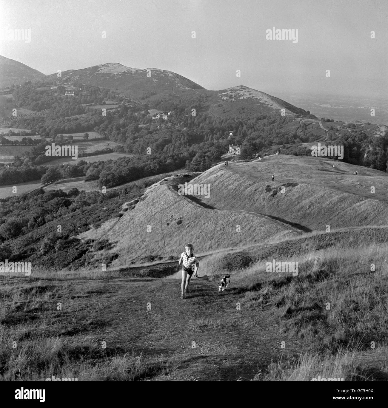 Avant l'arrivée des légions romaines, les premiers Britanniques avaient lancé ces travaux de terrassement, dont le soleil se couche sur les collines de Malvern, dans le Worcestershire.C'est le camp britannique, ou la balise Herefordshire, un point de vue pour les soldats il y a longtemps qui a été construit au 2ème siècle avant Jésus-Christ.Par temps clair, 10,000 miles carrés sont visibles. Banque D'Images