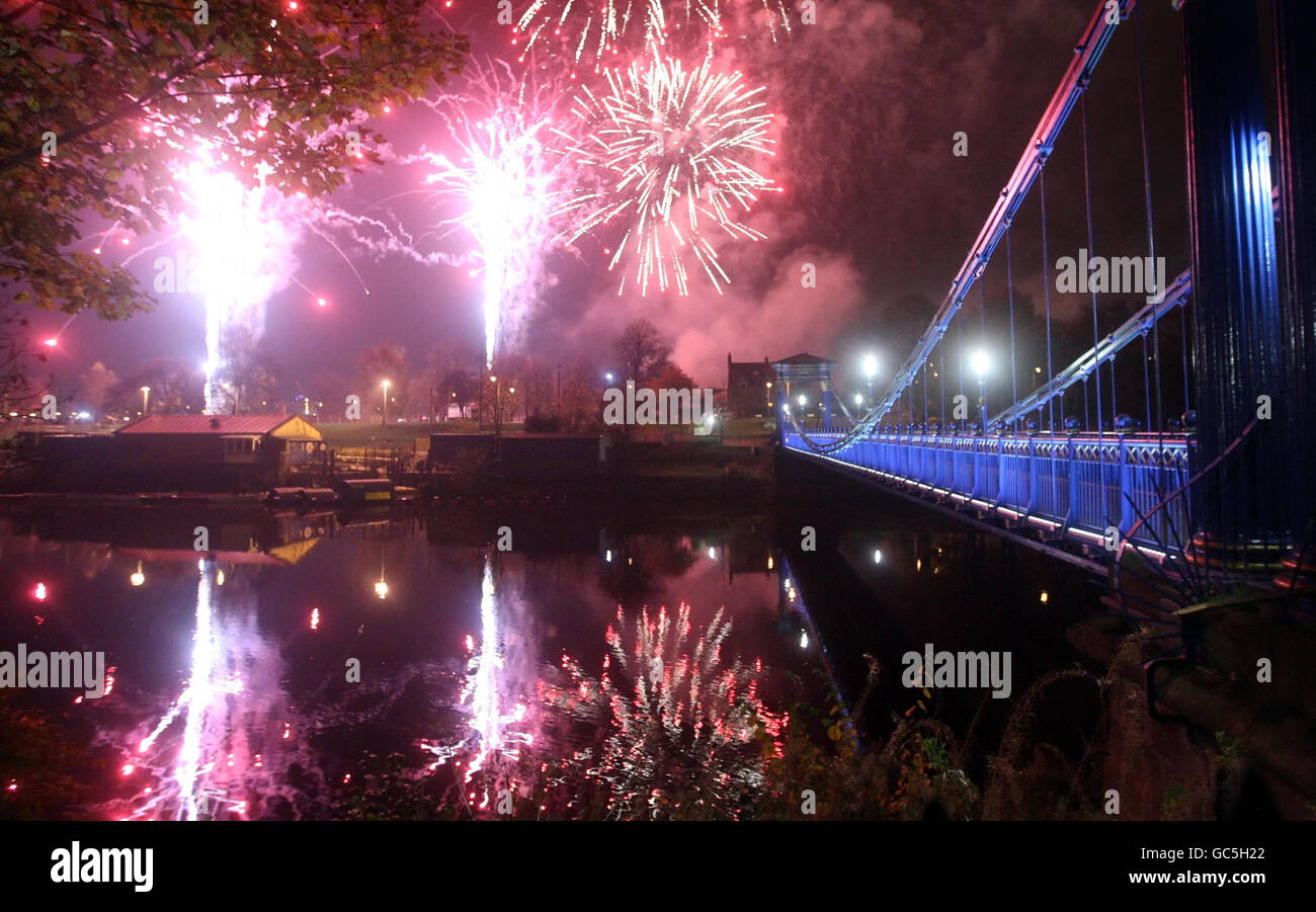 Feux d'artifice de nuit. Feux d'artifice au-dessus de la rivière Clyde à Glasgow. Banque D'Images