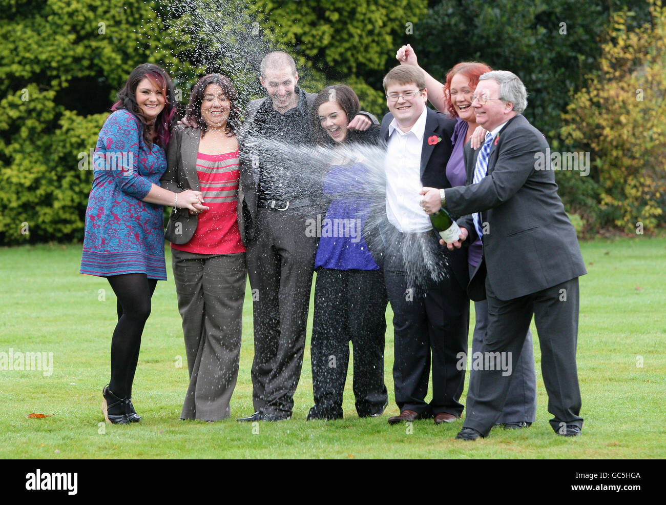 (De gauche à droite) Emma Cartwight, Ceri Scullion, Sean Connor, Alex Parry, James Bennett, Donna Rhodes et John Walsh fêtent après avoir gagné 45 millions dans le jackpot d'Euromonds de samedi, à Thornton Hough, Wirral. Banque D'Images