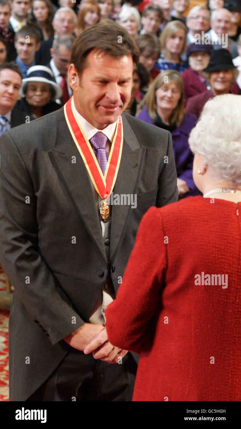 Le golfeur Sir Nick Faldo, de Maidenhead, est chevalier par la Reine au château de Windsor. Banque D'Images