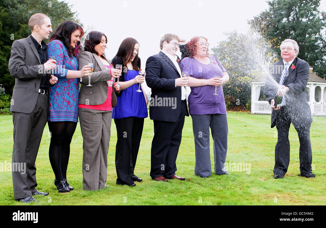(De gauche à droite) Sean Connor, Emma Cartwight, Ceri Scullion, Alex Parry, James Bennett, Donna Rhodes et John Walsh fêtent après avoir gagné 45 millions dans le jackpot d'Euromonds de samedi, à Thornton Hough, Wirral. Banque D'Images