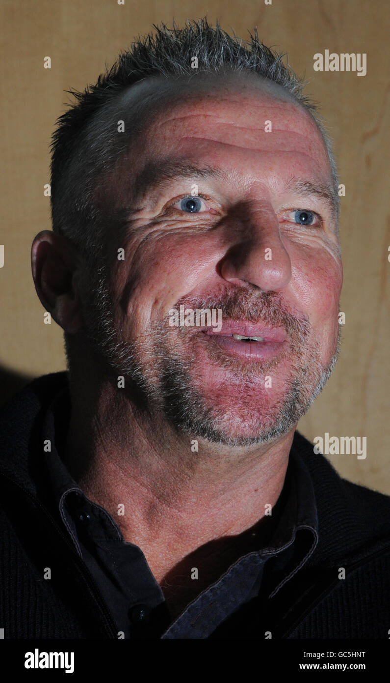« Beefy's Great Forget Me Not Walk ».Sir Ian Botham, légende du cricket, à Londres, pour lancer « Beefy's Great Forget Me Not Walk ». Banque D'Images