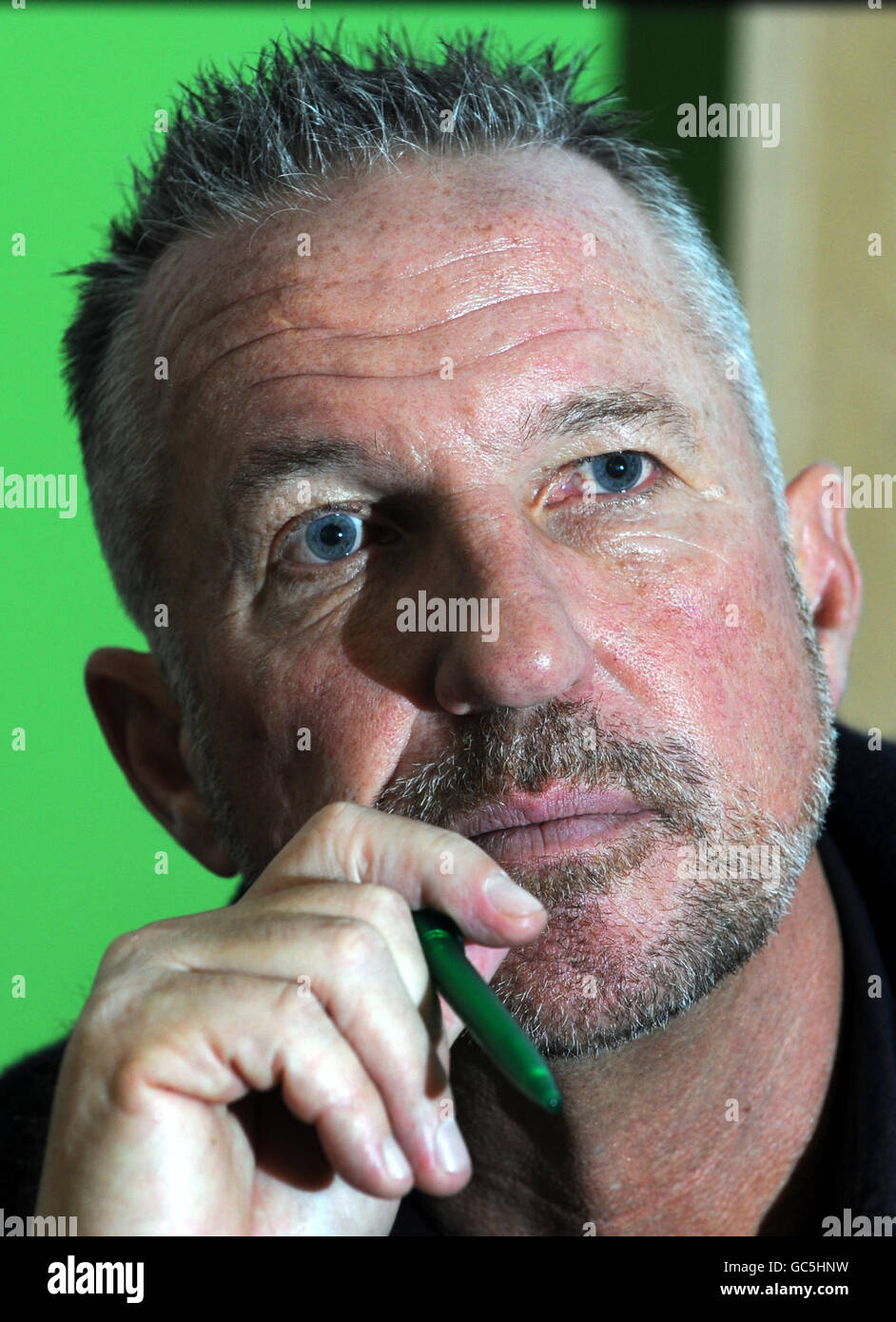 Sir Ian Botham, légende du cricket, à Londres, pour lancer « Beefy's Great Forget Me Not Walk ». Banque D'Images