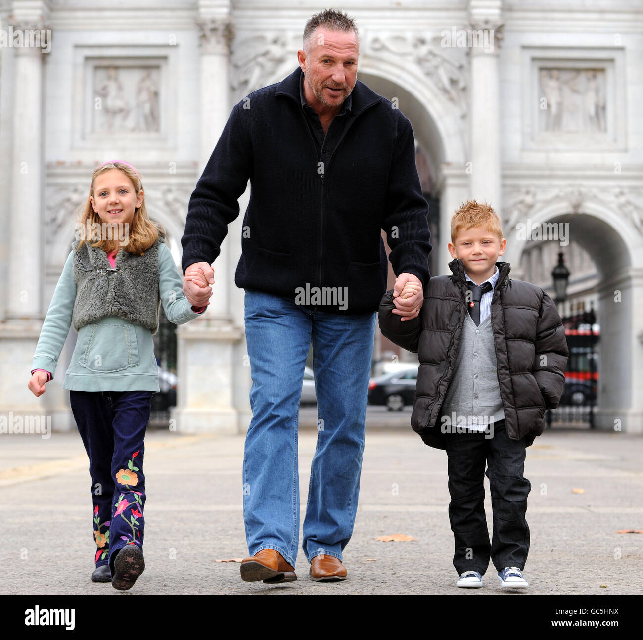 Sir Ian Botham, légende du cricket, avec des victimes de leucémie Molly Mae Shelley, Seven, et Bradley Smith, six, à Marble Arch à Londres, pour lancer 'Beefy's Great Forget Me Not Walk'. Banque D'Images