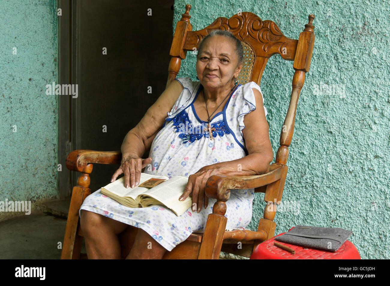 Vieille Femme à la lecture de la Bible en fauteuil à bascule, Pinar del Rio, Cuba Banque D'Images