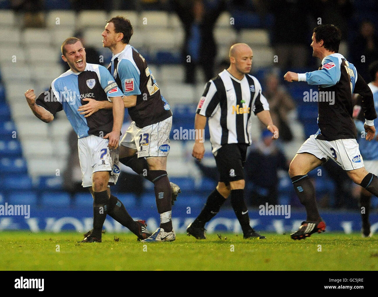 Stephen Dawson (à gauche) célèbre avec Tom Newey, coéquipier, après avoir obtenu son score lors du match de la Coca-Cola League Two à Gigg Lane, Bury. Date de la photo: Samedi 14 novembre 2009. Voir l'histoire de PA: SOCCER Bury. Le crédit photo devrait indiquer : PA Wire. Utilisation soumise à des restrictions. Impression éditoriale uniquement, sauf autorisation écrite préalable. L'utilisation de nouveaux médias requiert une licence de football DataCo Ltd. Appelez le 44 (0)1158 447447 ou consultez le site www.pressassociation.com/images/restrictions pour connaître toutes les restrictions. Banque D'Images