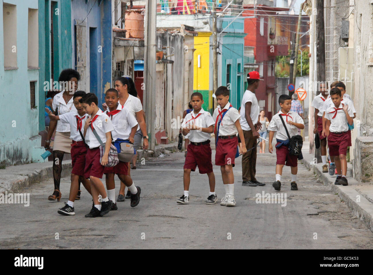 Garçons en uniforme scolaire Banque de photographies et d’images à