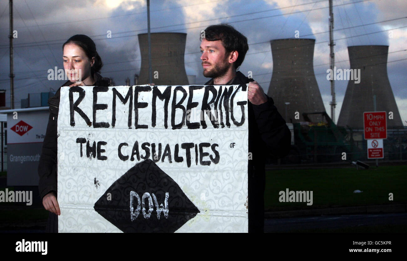 Les manifestants se rassemblent pour se souvenir du 25e anniversaire de la catastrophe de Bhopal, devant l'usine de Dow Chemical Company à Grangemouth, en Écosse. Banque D'Images