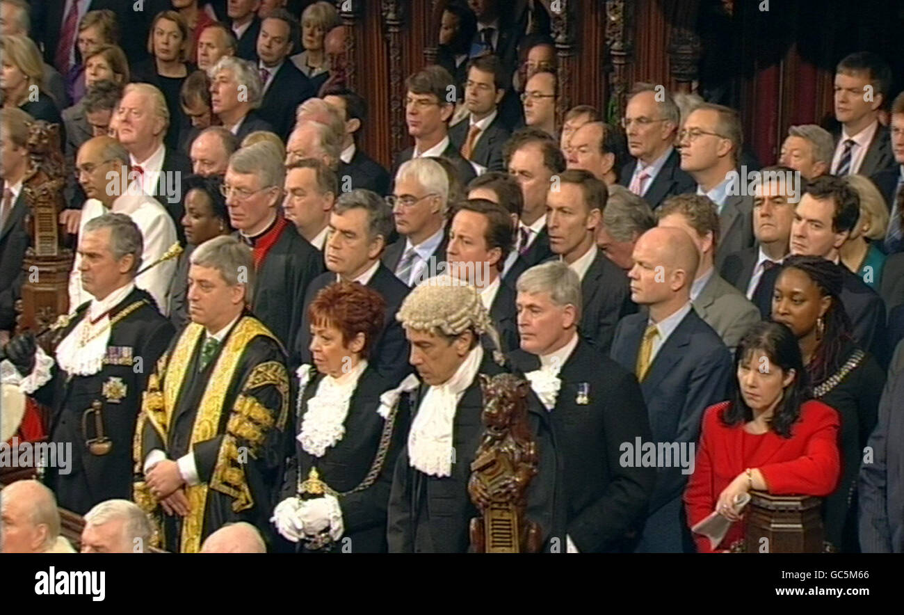 Le Premier ministre Gordon Brown (au centre à gauche) se joint aux députés et aux délégués à la Chambre des Lords alors que la reine Elizabeth II de Grande-Bretagne lit le discours de la reine, pendant l'ouverture du Parlement. Banque D'Images