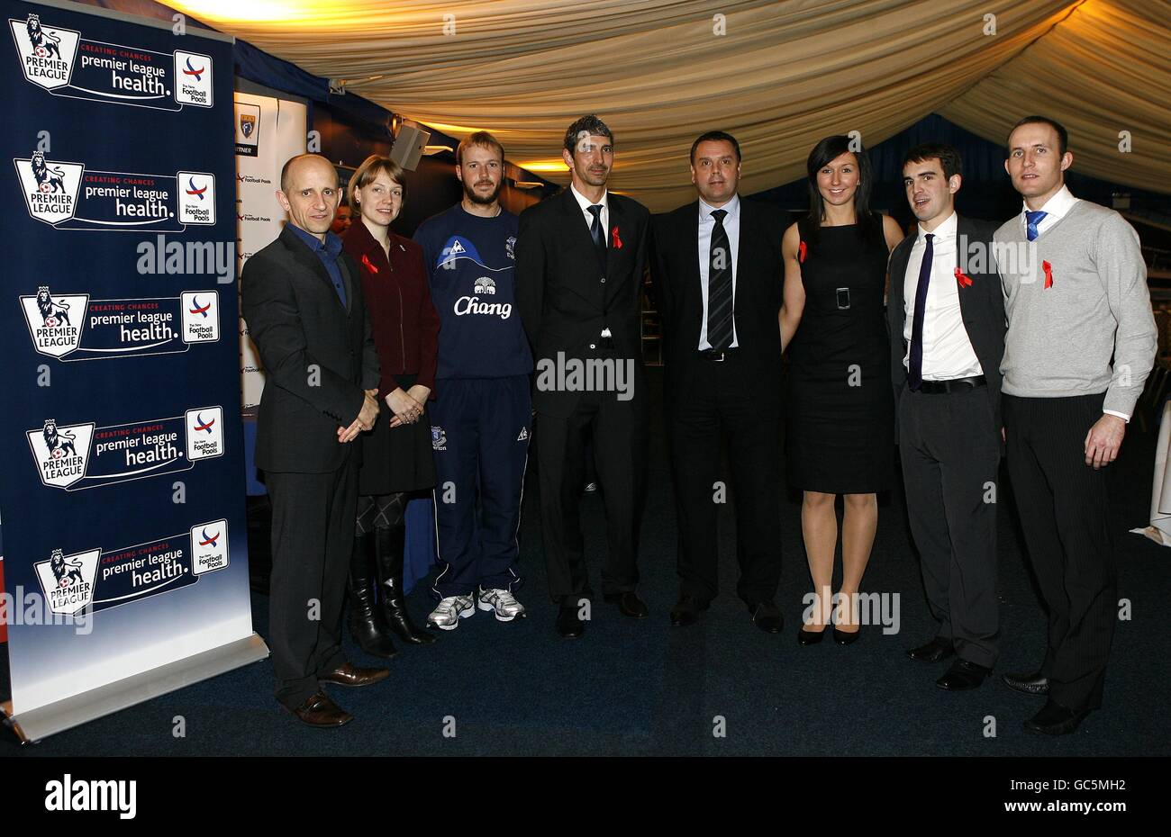 Graeme Sharp (quatrième à droite) Au lancement de la Santé masculine de la première Ligue d'Everton projet visant à aider les hommes âgés de 18 à 35 ans les années mènent un mode de vie plus positif et plus sain Banque D'Images