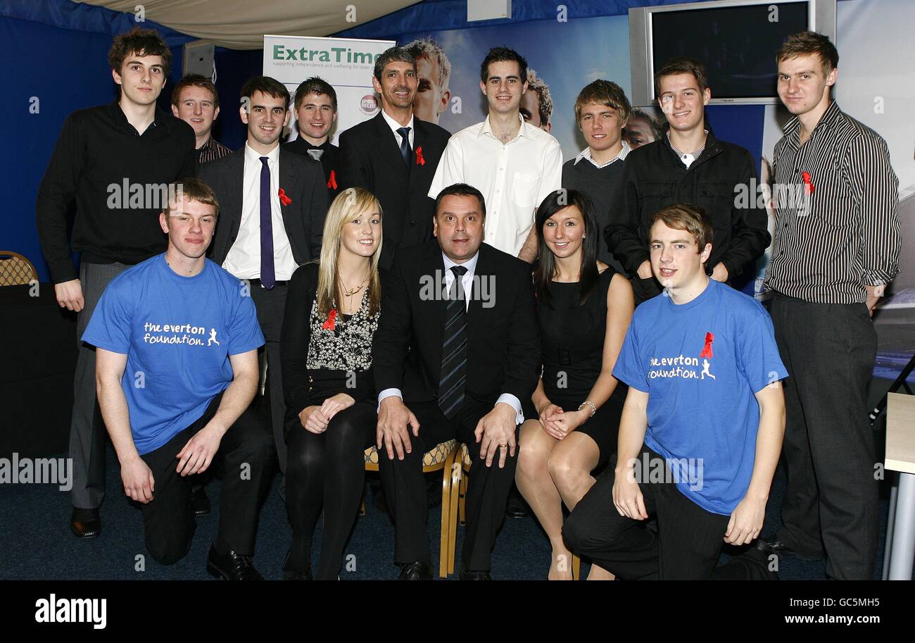 Graeme Sharp (centre inférieur) Avec les membres du projet Extra Time au lancement Du projet de santé des hommes de la première Ligue visant à aider les hommes âgés entre 18 et 35 ans de plomb un plus positif et un mode de vie sain Banque D'Images