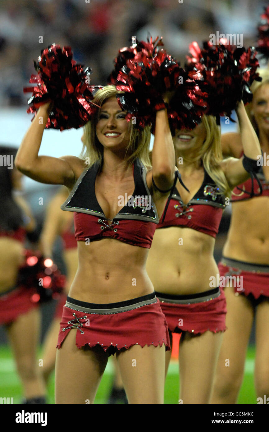 Les cheerleaders des Buccaneers de Tampa Bay divertissent la foule Banque D'Images