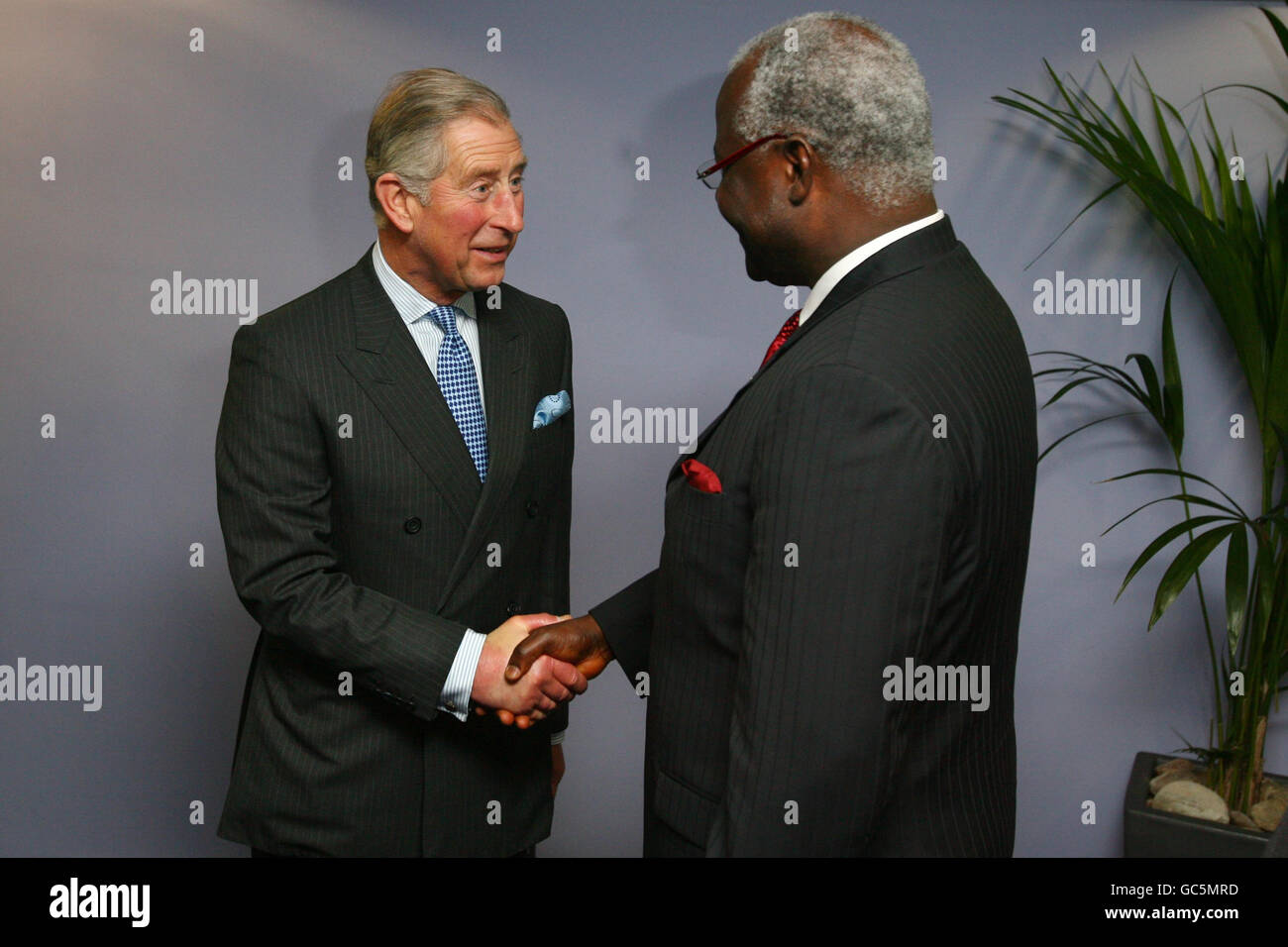 Le Prince Charles rencontre le président de la Sierra Leone Banque D'Images