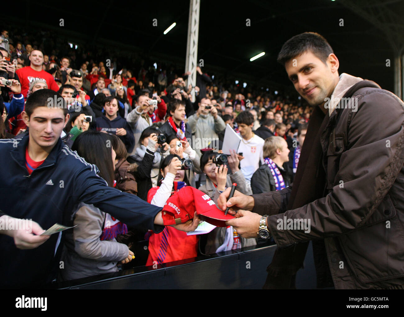 Football - International friendly - Corée du Sud / Serbie - Craven Cottage.Le joueur de tennis serbe Novak Djokovic signe des autographes à la moitié du temps Banque D'Images