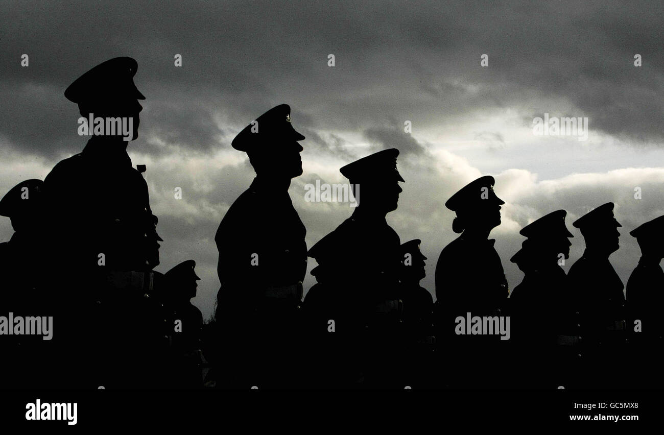 La brigade des pompiers de Dublin classe de 2009 sur le terrain de forage de l'Institut O'Brien lors de leur défilé de passage. Banque D'Images