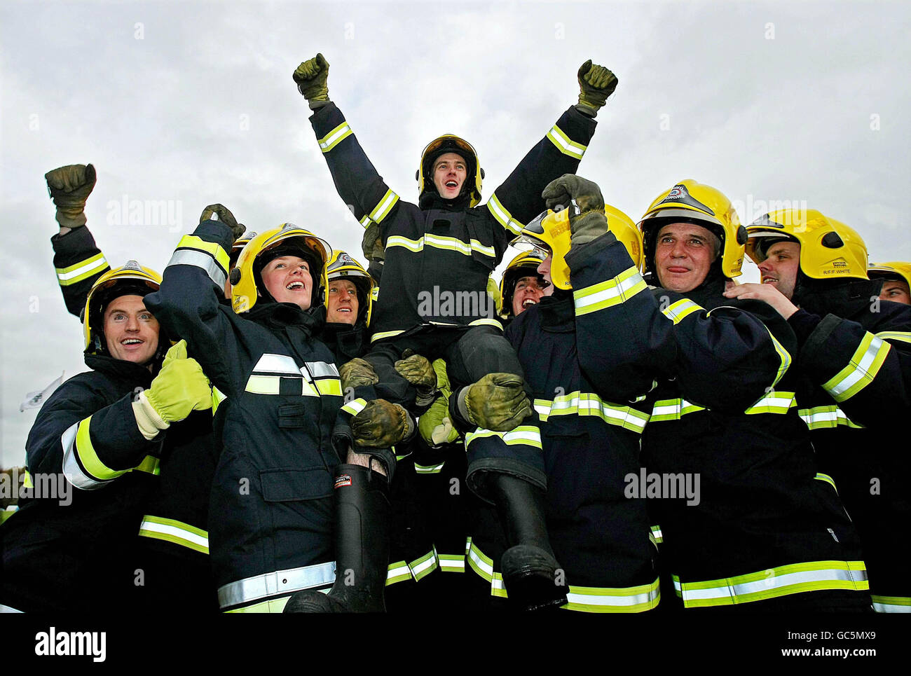 La brigade des pompiers de Dublin 2009 diplômé de l'année Windham Pierce (au centre) lors de leur défilé sur le terrain de forage de l'Institut O'Brien. Banque D'Images